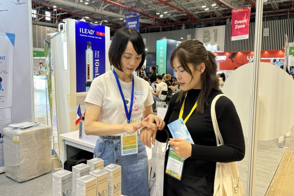 Khách thăm quan trải nghiệm thực tế sản phẩm tại gian hàng MD Cosmedi