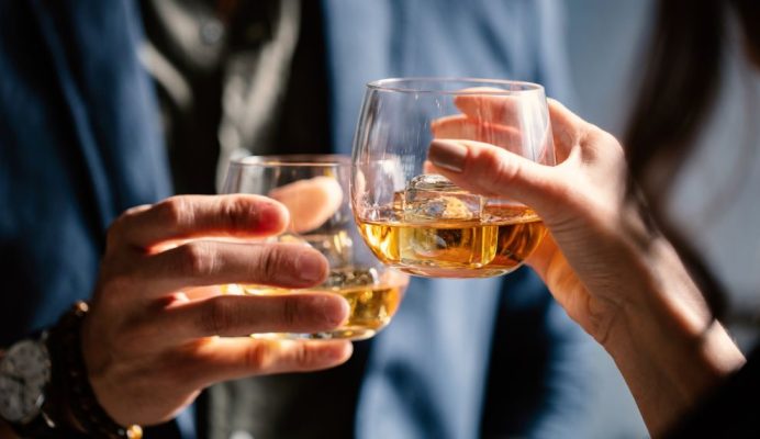 Lối sống không lành mạnh là một trong những tác nhân gây oxy hóa da