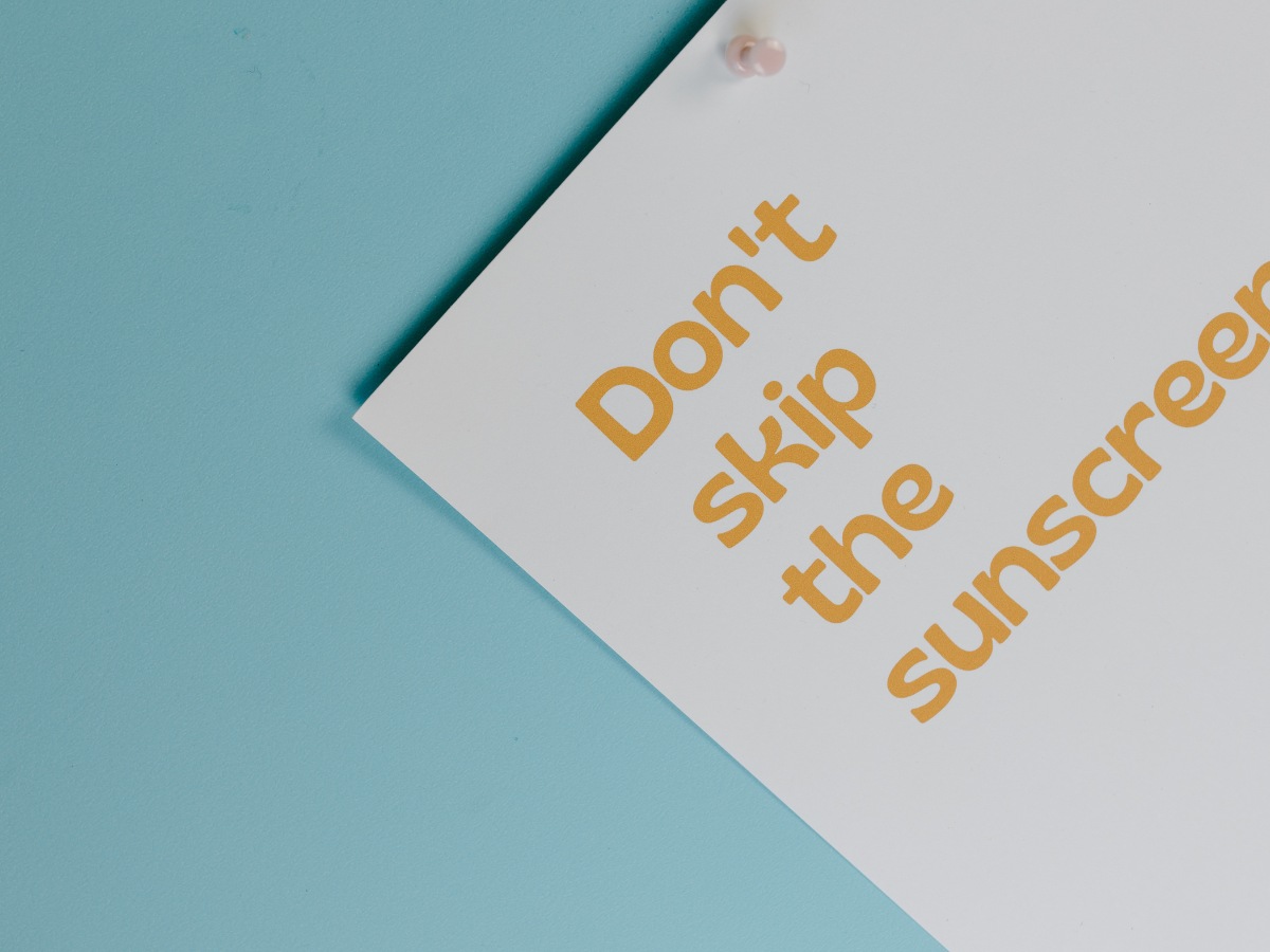 Sử dụng kem chống nắng ngay cả khi trời không có nắng và ở trong nhà